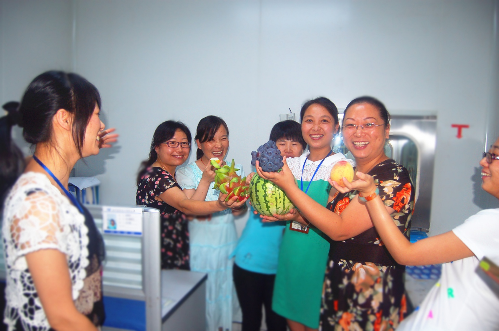 
                            開心農場活動評比結束，在歡聲笑語中分享勝利果實