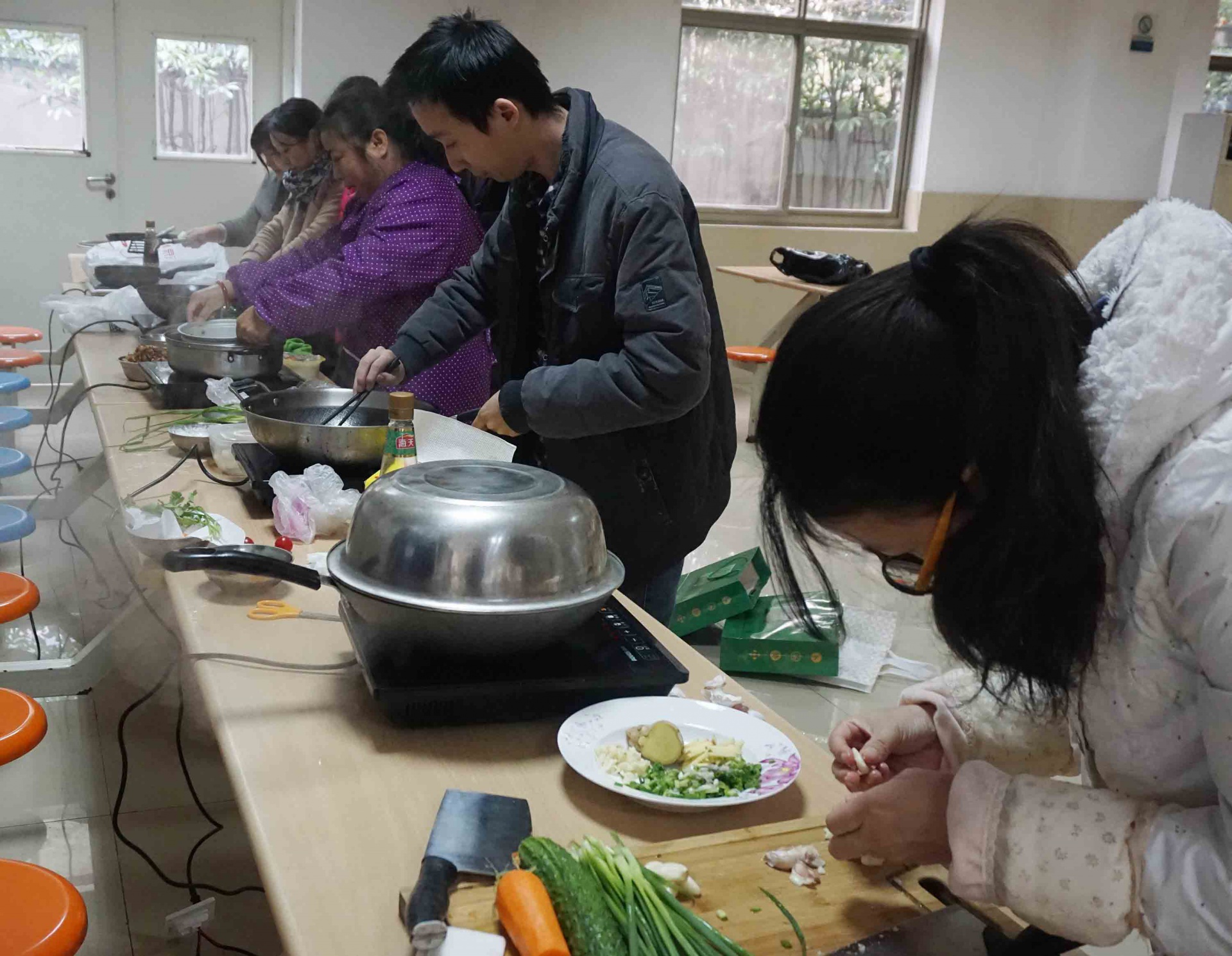 
                            魚火相逢，互展廚技，共烹友旺情！